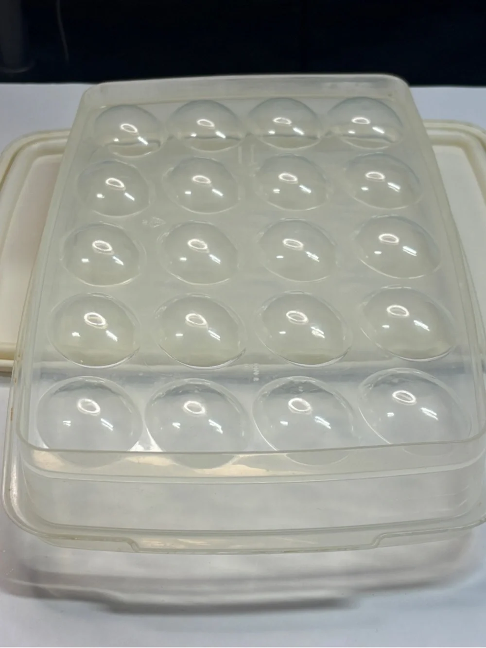 24 piece Vtg Rubbermaid storage containers almond lids